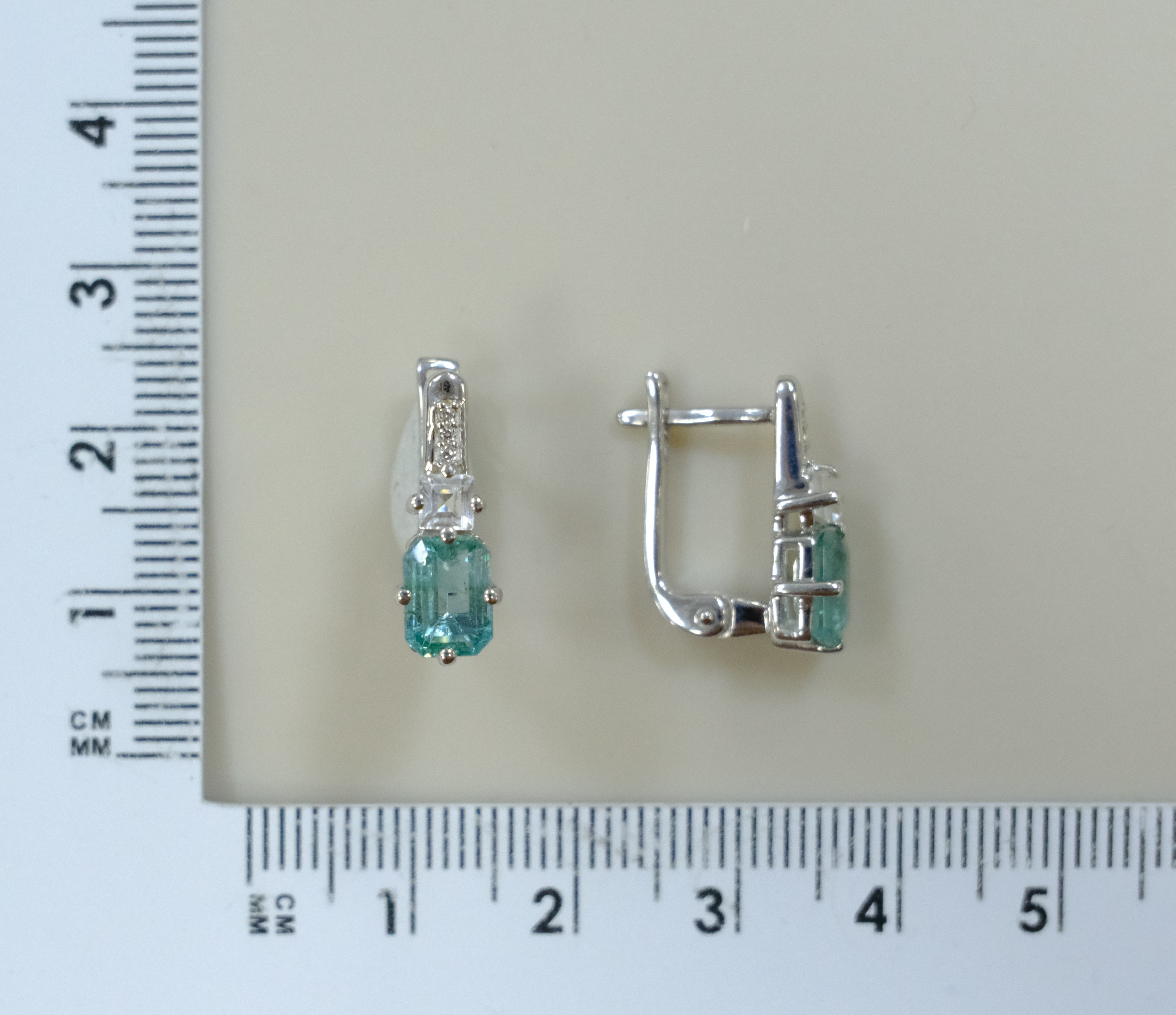 Серебряные серьги с изумрудами